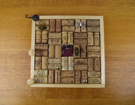 Věšák korkový Bauhaus(1).jpg