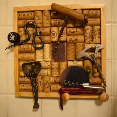 Věšák korkový.jpg